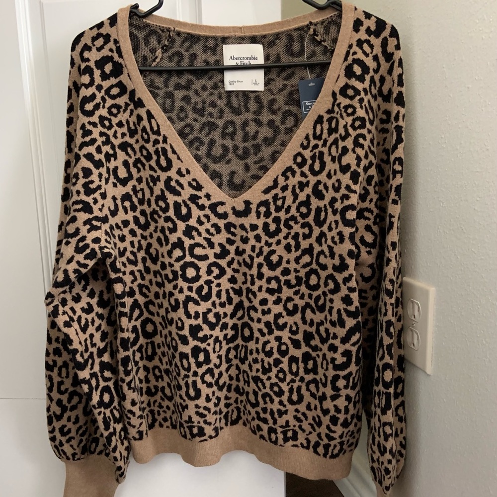NEW Abercrombie Leopard V-Neck Sweater - Picture 1 of 4